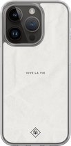Casimoda® hoesje - Geschikt voor iPhone 13 Pro - Vive La Vie - 2-in-1 case - Schokbestendig - Tekst - Verhoogde randen - Grijs, Transparant