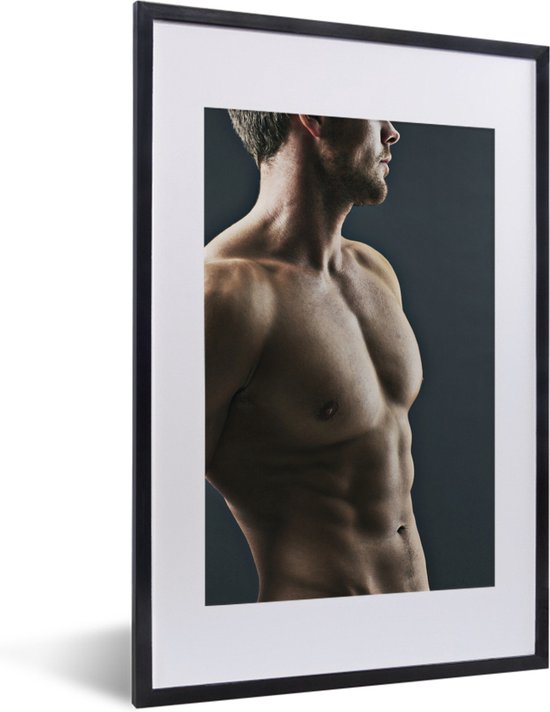 Photo en cadre - Gros plan sur la poitrine d'un homme musclé cadre photo noir avec passe-partout blanc 40x60 cm - Affiche sous cadre (Décoration murale salon / chambre)