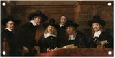 Tuinposter De staalmeesters - Schilderij van Rembrandt van Rijn - 60x30 cm - Tuindoek - Buitenposter