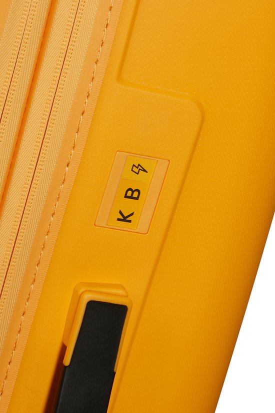 Gele koffer met label KB9.