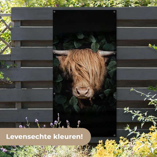 Tuinposter 80x160 cm - Tuindecoratie Schotse hooglander - Dier - Flora - Poster voor in de tuin - Buiten decoratie - Schutting tuinschilderij - Tuindoek muurdecoratie - Wanddecoratie balkondoek