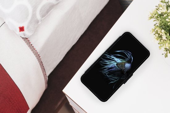 Telefoonhoesje Geschikt voor iPhone 12 Pro telefoonhoesje - Vis - Zeedieren - Blauw - Zwart - Met vakjes - Wallet case met magneetsluiting