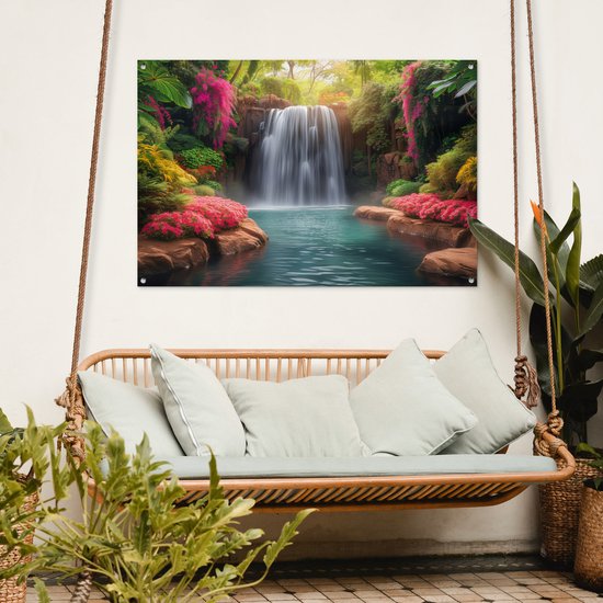 Une affiche d'une cascade tropicale avec des fleurs roses, accrochée à un mur blanc au-dessus d'un banc suspendu.