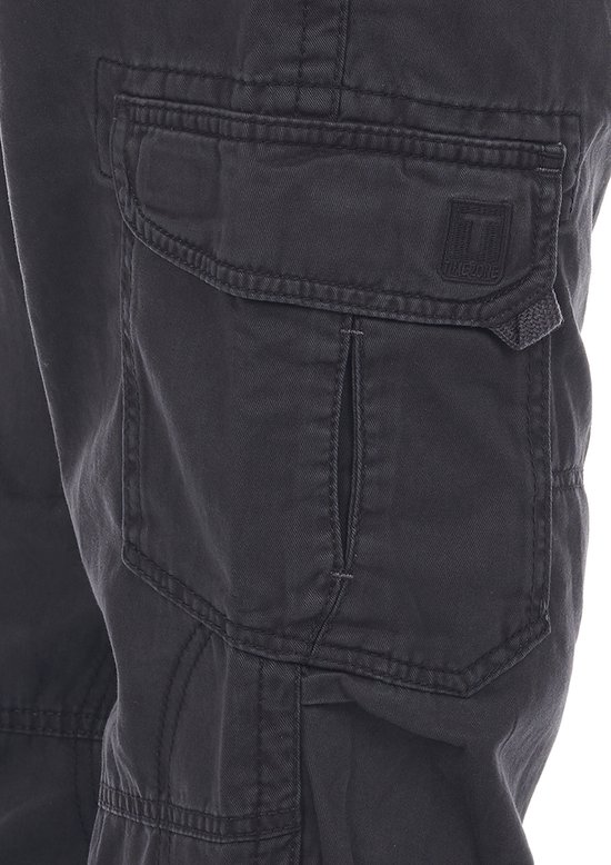 Detail van een donkergrijze cargobroek met cargozakken, een logopatch en een verticale opening.
