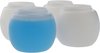 Quatre gobelets doseurs ronds, en plastique blanc mat, dont un rempli de liquide bleu, les trois autres vides.