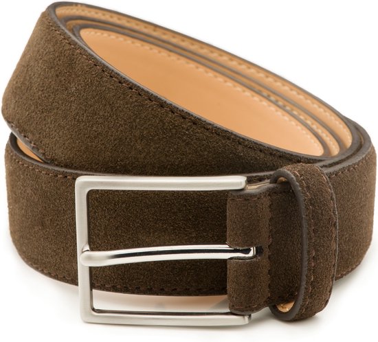 Ceinture en daim marron foncé avec une boucle rectangulaire argentée. L'intérieur est en cuir marron clair.