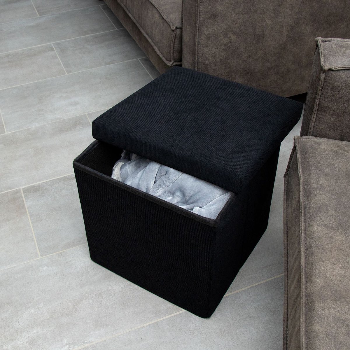 Intirilife Opvouwbaar krukje 38 x 38 x 38 cm in WIT - zitkubus met opbergruimte en deksel van stof in ribfluweellook - zitkubus voetensteun opbergbox kist bankzitting