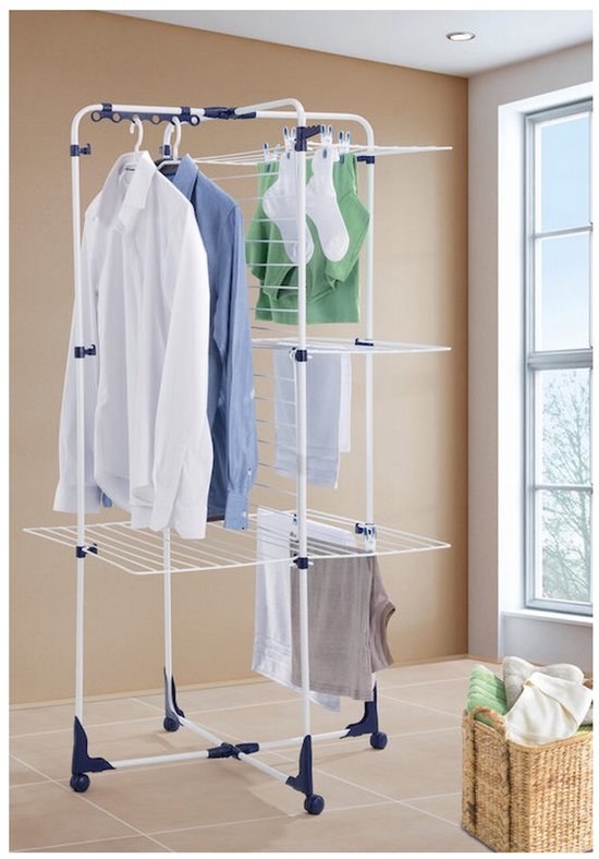 Een wit met blauwe droogtoren met wasgoed, inclusief witte overhemden, een groene trui en sokken, in een kamer.