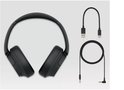 Zwarte Sony WH-CH720N koptelefoon met USB-C kabel en audiokabel.