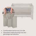 Grijze reiswieg met een vouwmatras die wordt uitgevouwen en een close-up van de constructie van het matras.