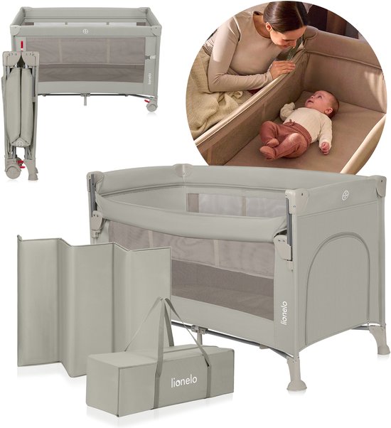 Collage van een taupekleurig reisbedje, de draagtas, de opgevouwen matras en een vrouw die naar een baby kijkt.