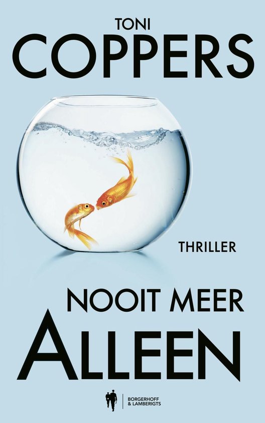 Boekcover: Twee goudvissen zwemmen in een vissenkom, met de tekst 'Toni Coppers', 'Thriller' en 'Nooit meer alleen'.
