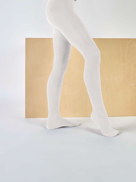 Model in crèmekleurige panty met ribbelpatroon.
