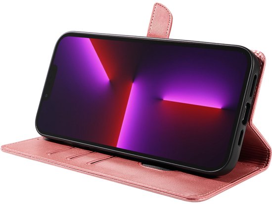Roze kunstleren telefoonhoesje met magnetische sluiting, opengeklapt met iPhone.
