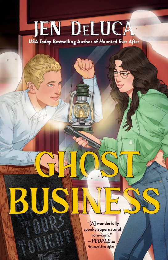 Boekomslag van 'Ghost Business' door Jen DeLuca. Een blonde man en een brunette met bril houden een lantaarn en microfoon vast. Tekst: 'Ghost Business'.