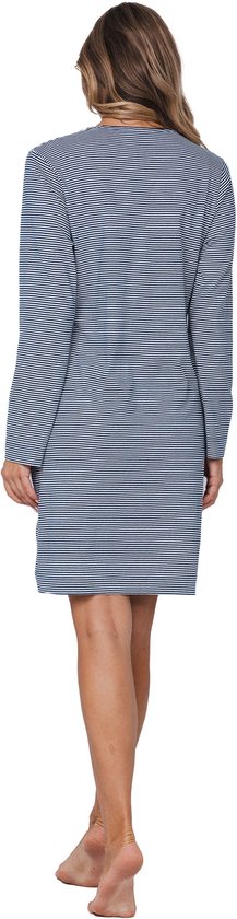 Model van achteren gezien in blauw gestreept nachthemd met lange mouwen en blauwe bloemenprint op de borst.