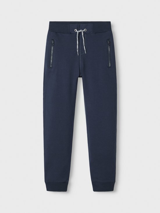Donkerblauwe joggingbroek met trekkoord en ritszakken.
