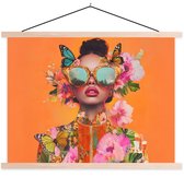 Posterhanger incl. Poster 40x30 cm - Schoolplaat - Vlinders - Vrouw - Zonnebril - Kleurrijk - Textielposter - Blanke latten