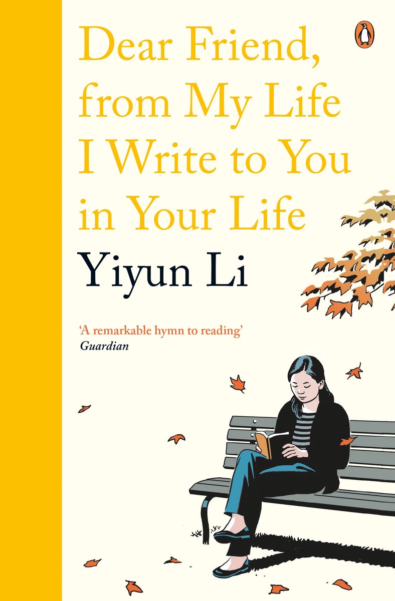 Boekcover 'Dear Friend, from My Life I Write to You in Your Life' van Yiyun Li. Een vrouw leest op een bankje.