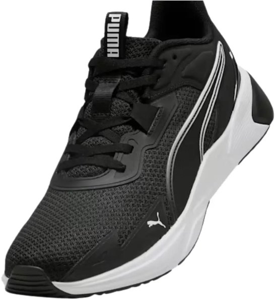 Zwarte PUMA sportschoen met witte zool en witte strepen, Puma-logo op de tong.