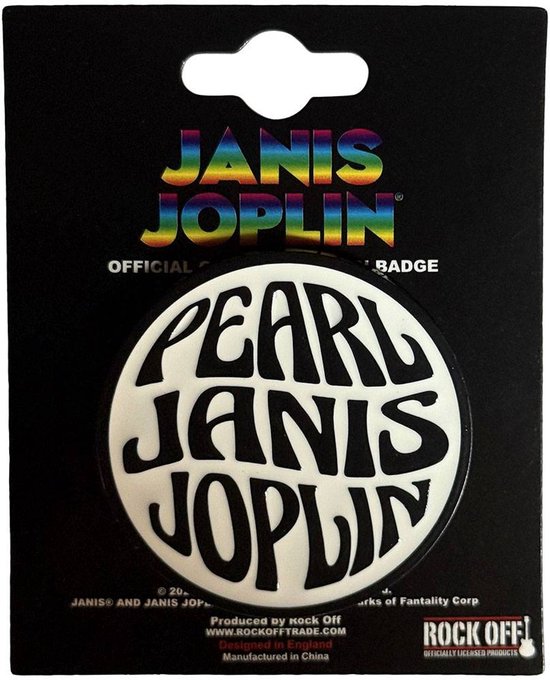 Janis Joplin 'Pearl' badge met de tekst 'PEARL JANIS JOPLIN' in witte letters op een zwarte achtergrond.