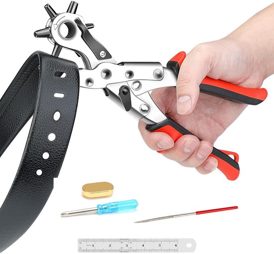 Hand met zilveren, rode en zwarte gatentang, met zwarte riem, koperen pad, schroevendraaier, slijpstaaf en liniaal.