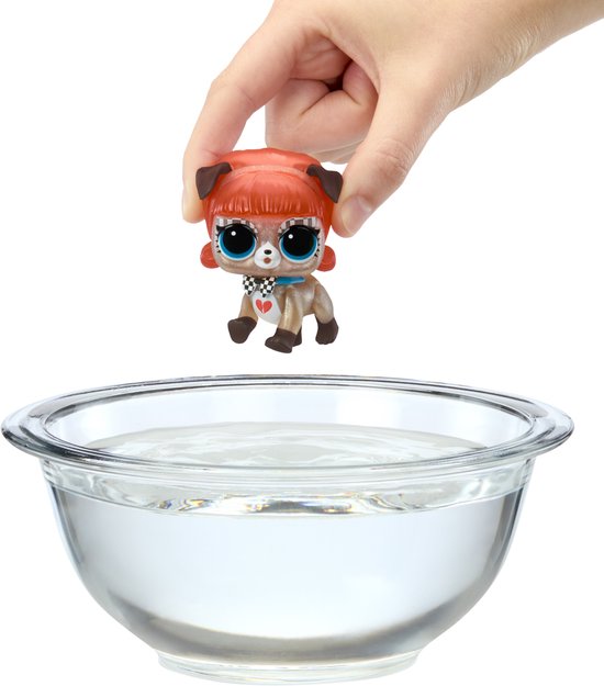 Hand laat een L.O.L. Surprise! popje met rood haar in een schaal met water zakken.