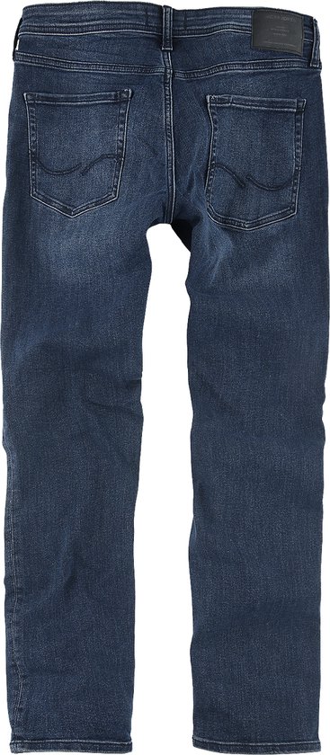 Achterkant van een blauwe slim fit spijkerbroek.