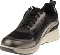 Zwarte sneaker met zilverkleurige en glinsterende accenten, veters en rits.
