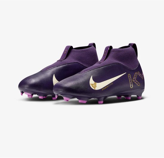 Paars paar voetbalschoenen met witte Nike swoosh en gouden 'KM' letters.