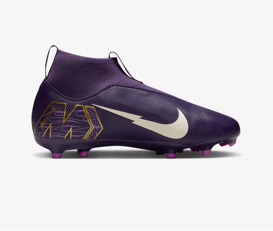 Paarse voetbalschoen met witte Nike swoosh, gouden 'KM' letters en roze noppen.
