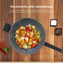 Gevulde wokpan met groenten op een houten achtergrond.