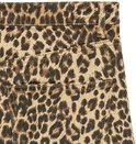 Detail van de achterkant van een luipaardprint jeans