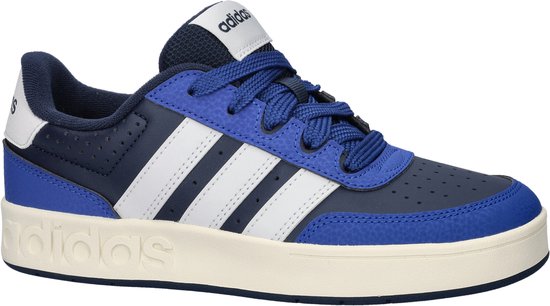 Donkerblauwe Adidas sneaker met kobaltblauwe accenten, witte strepen en een crèmekleurige zool.