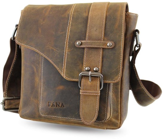 Bruine leren Fana schoudertas met gesp, schuine klep en witte stiksels.
