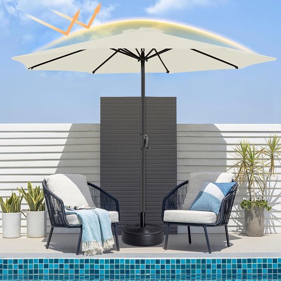 Crème parasol in gebruik naast een zwembad, met twee stoelen en planten.