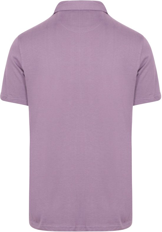 Achterkant van een lavendelkleurig poloshirt met korte mouwen.