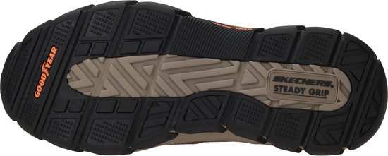 Onderkant van bruine instapper met Skechers Steady Grip en Goodyear zool.