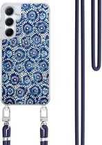 Étui avec cordon pour Samsung Galaxy A35 5G - Marguerites azur - Cordon bleu foncé inclus - Housse de protection bandoulière - Transparent, Blauw - Belles Housses de téléphone