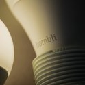 Close-up van de schroefdraad van een Homblì lamp. De tekst "homblì" is zichtbaar.