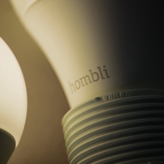 Close-up van de schroefdraad van een Homblì lamp. De tekst "homblì" is zichtbaar.