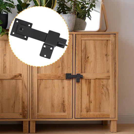 Zwarte poortsluiting op een houten kastdeur, met inzet in cirkel die het slot toont.