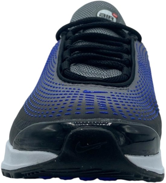 Zwarte sneaker met blauwe en grijze mesh bovenkant en opvallende Air Max demping.