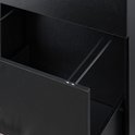 Een open zwarte lade met metalen rails.