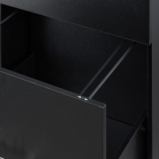 Een open zwarte lade met metalen rails.