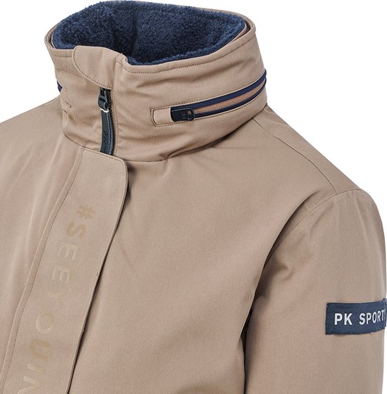 Veste beige pour femme avec col doublé de teddy bleu marine, fermeture éclair et #SEEYOUNPK sur le rabat.