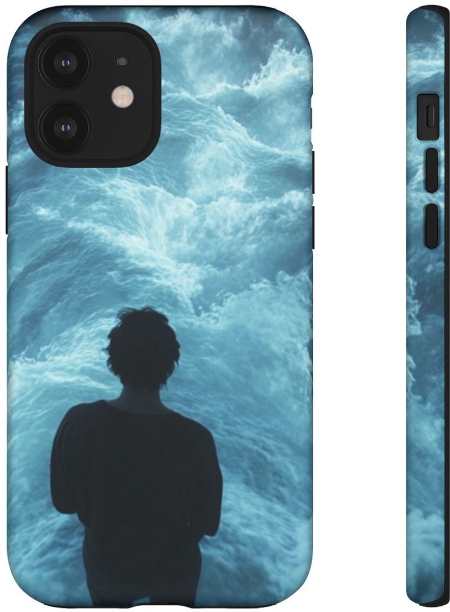 Persoon Tussen Blauwe Watergolven – Telefoonhoesje Geschikt voor iPhone 12