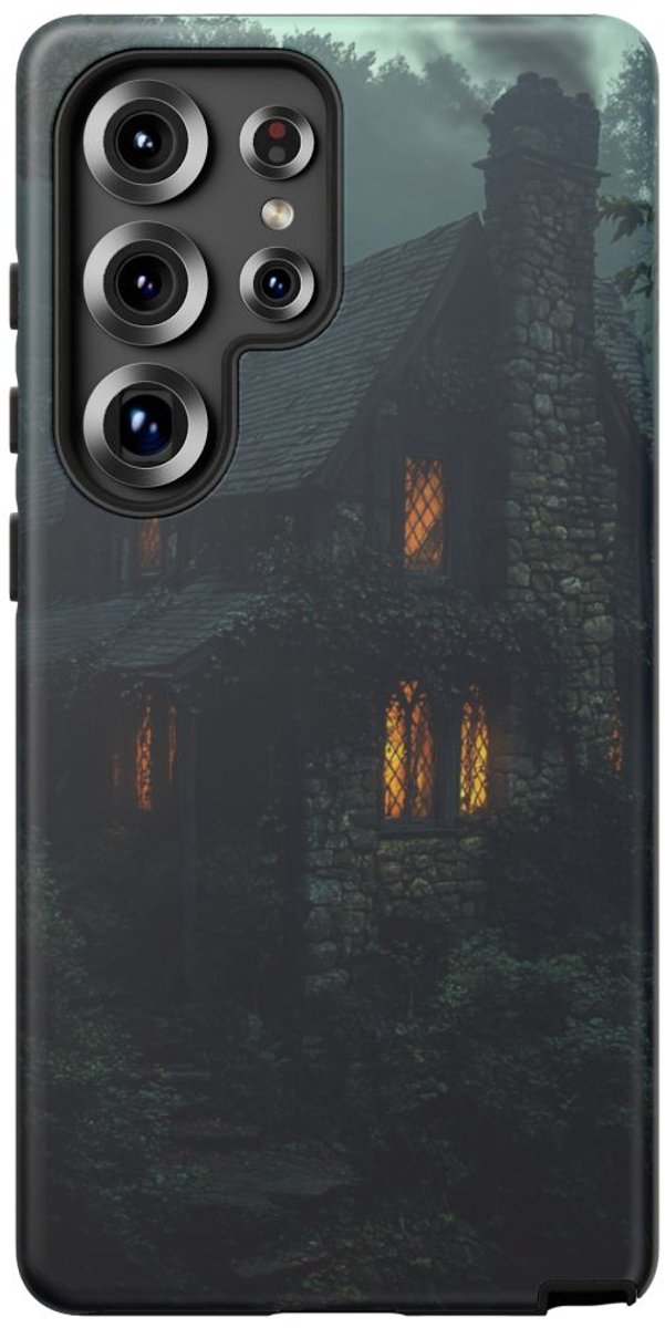 Gotisch Stenen Huisje in Mistig Bos – Telefoonhoesje Geschikt voor Galaxy S25 Ultra