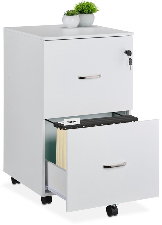 Witte archiefkast met 2 lades, onderste lade open met hangmappen, bovenste met sleutel.