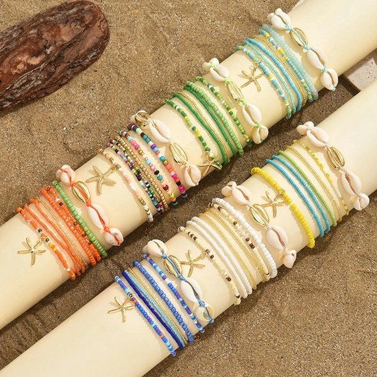 Meerdere armbanden met schelpen, schelpjes en zeesterren in diverse kleuren.